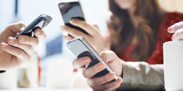 O uso de celular no trabalho pode causar demissão por justa causa?