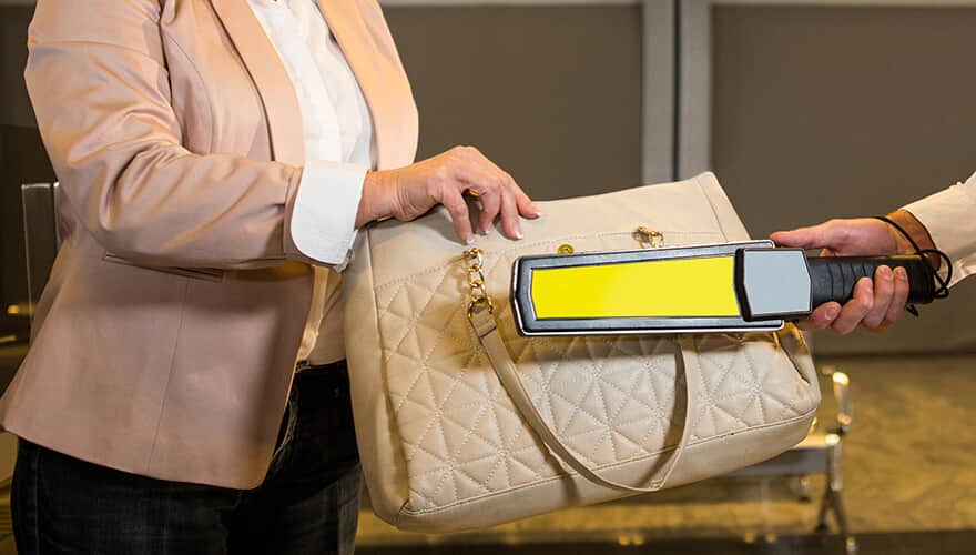 É possível revistar as bolsas dos funcionários?