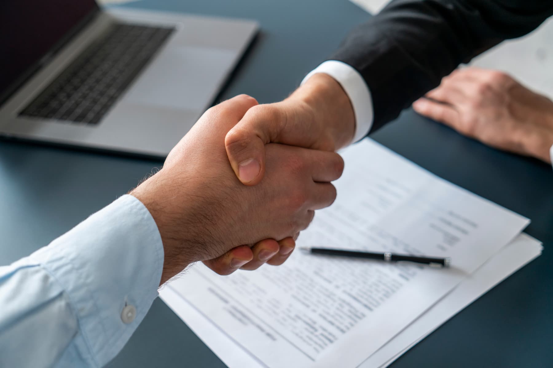 Adjudicação em contratos internacionais: diferenças culturais e jurídicas
