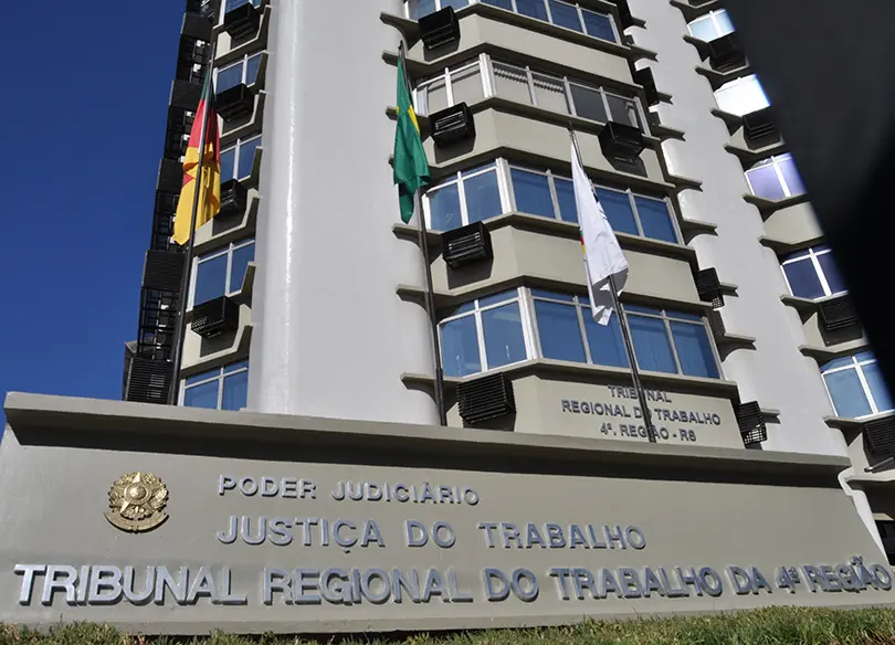TRT4. INDENIZAÇÃO POR DANO MORAL. TRABALHO EM CONDIÇÕES INSALUBRES.