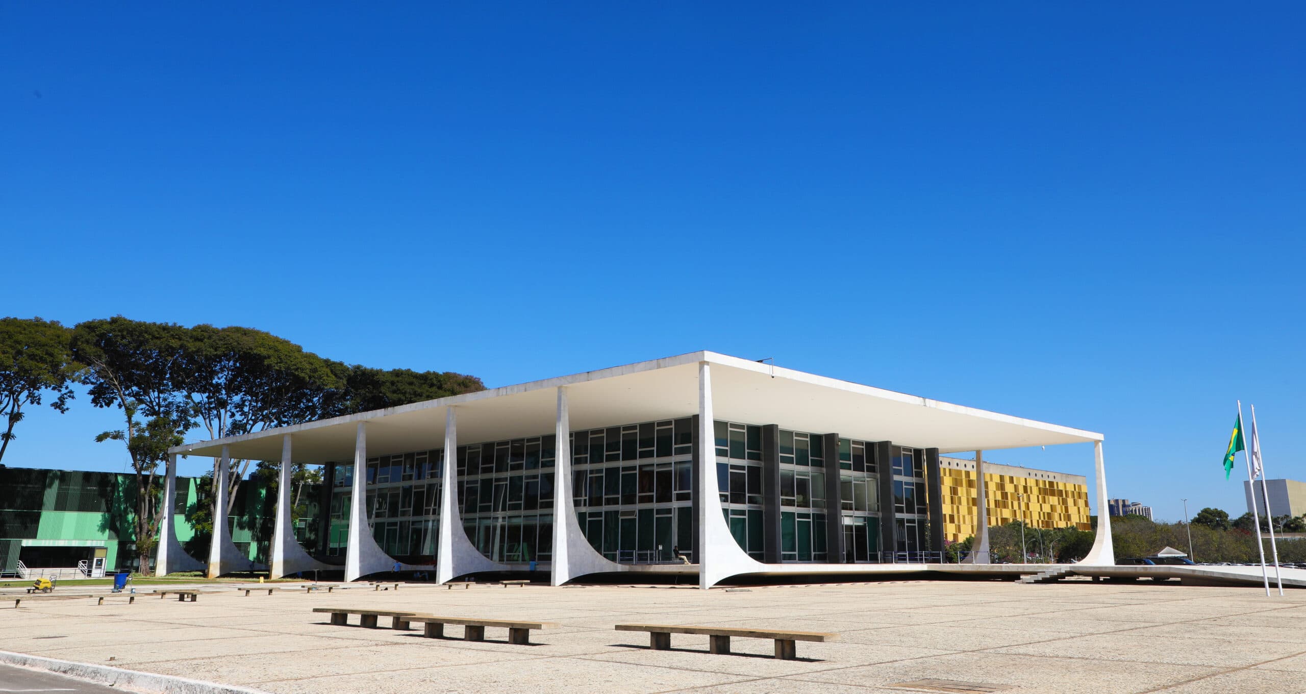 STF flexibiliza pagamento de penduricalhos que ele mesmo limitou: há contradição? O que muda para magistratura e MP