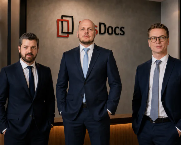 Renan Oliveira, Carlos Alberto Day Stoever e Williann Rudolfo Georgi diante da marca da JusDocs