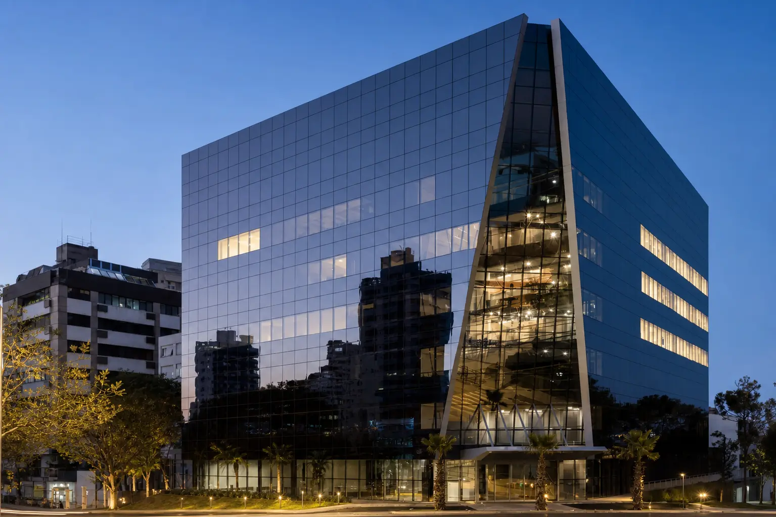Fachada envidraçada do edifício onde fica a sede da JusDocs, em Porto Alegre
